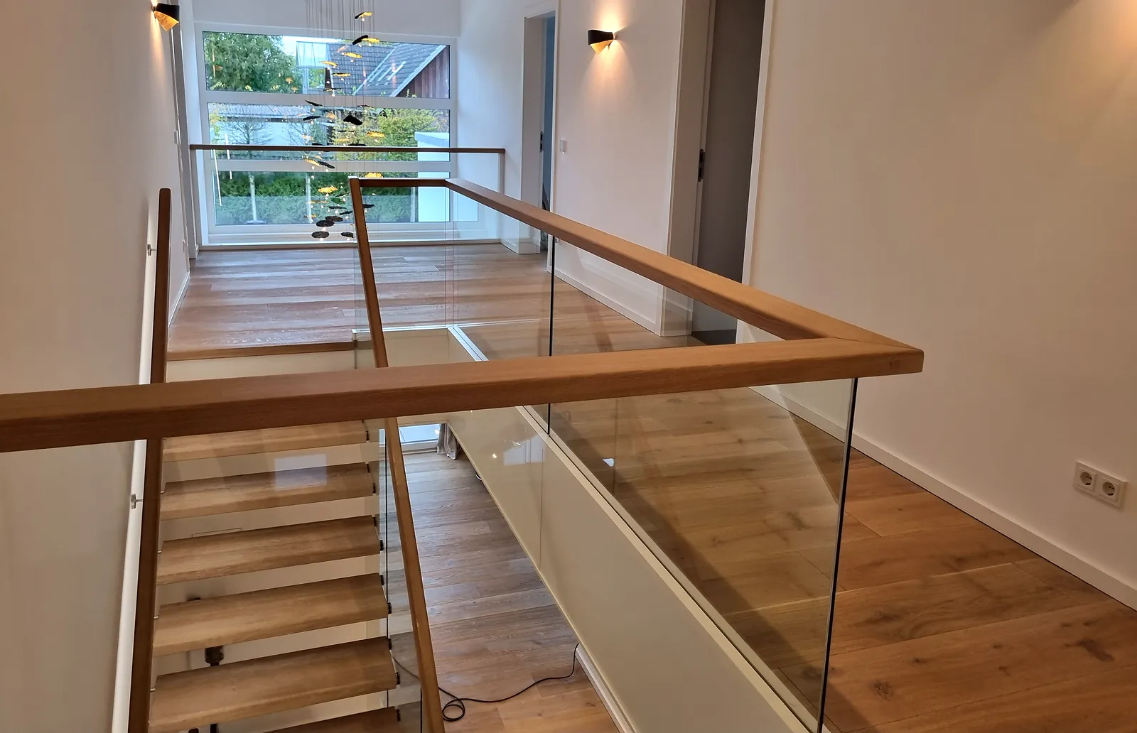 Glasgeländer im Treppenhaus eines privaten Wohnhauses